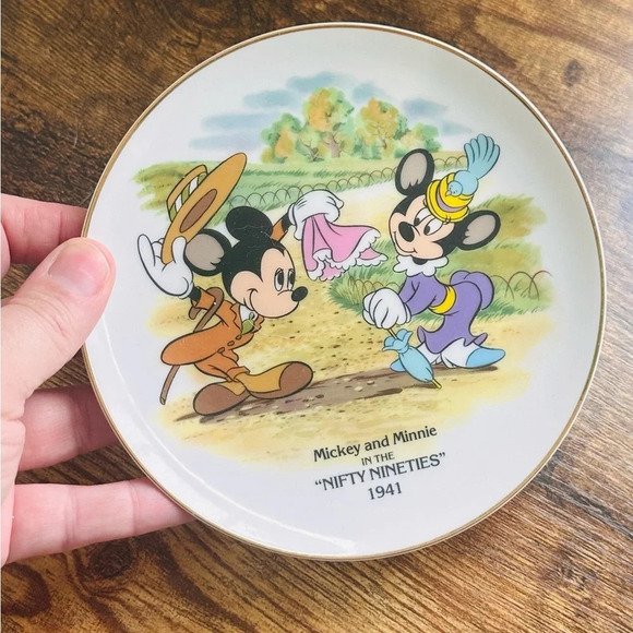 Disneyland Collector Plate - Mickey and Minnie in the Nifty Nineties 1941 - Picture 2 of 4